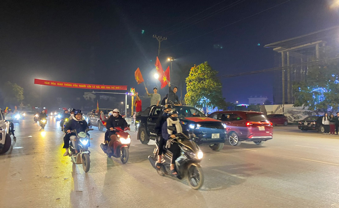 Hang nghin nguoi dan Yen Bai do ra cac tuyen duong trung tam an mung chien thang cua doi tuyen Viet Nam. Anh: Tran Bui