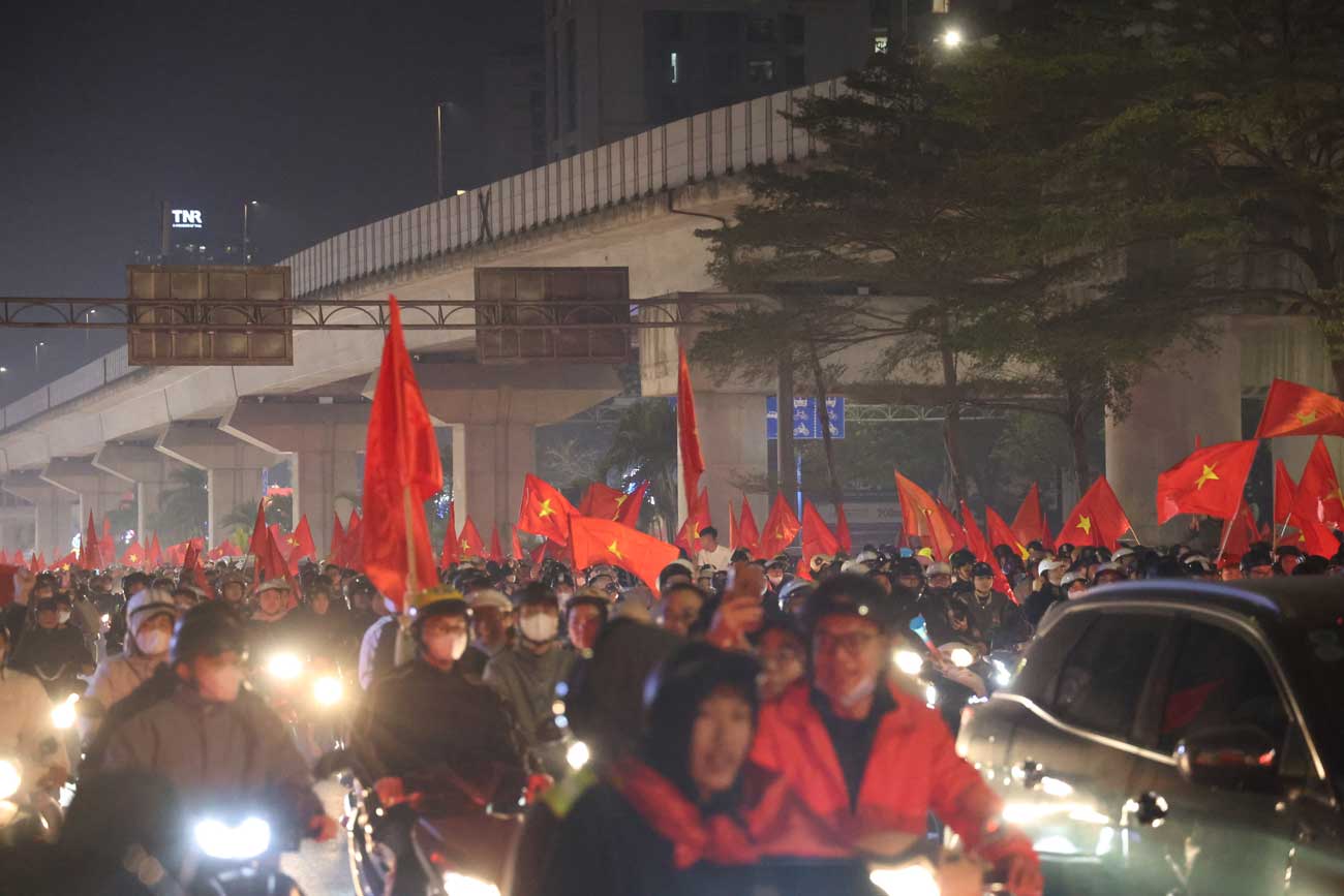 Dong nguoi ho reo an mung voi chien thang tuyet voi cua cac chang trai tuyen Viet Nam.