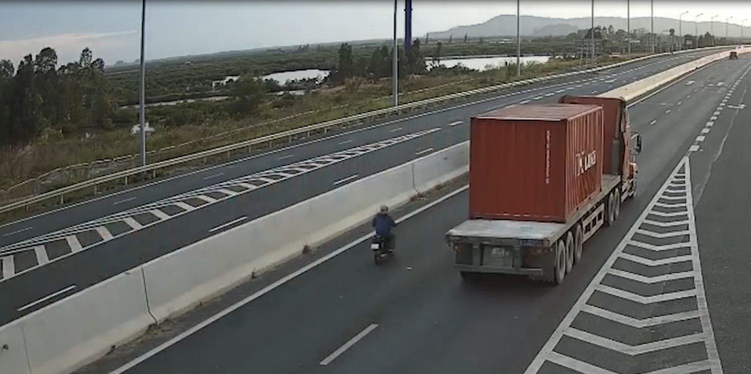 A resident drives a motorbike onto the Ha Long - Hai Phong highway. Photo: Provided by authorities