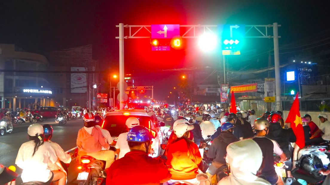 Ben canh su cuong nhiet, nguoi dan Can Tho cung the hien tinh than di “bao” van minh. Mac du co hang nghin nguoi do xo ra duong, nhung tinh hinh giao thong van duoc dam bao, khong xay ra tinh trang tac nghen nghiem trong. 