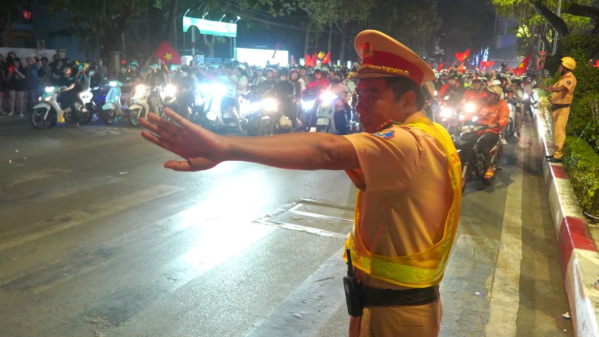 Luc luong canh sat giao thong cung da duoc huy dong toi da, co mat day du de dieu tiet giao thong va dam bao an ninh trat tu trong suot dem hoi an mung.