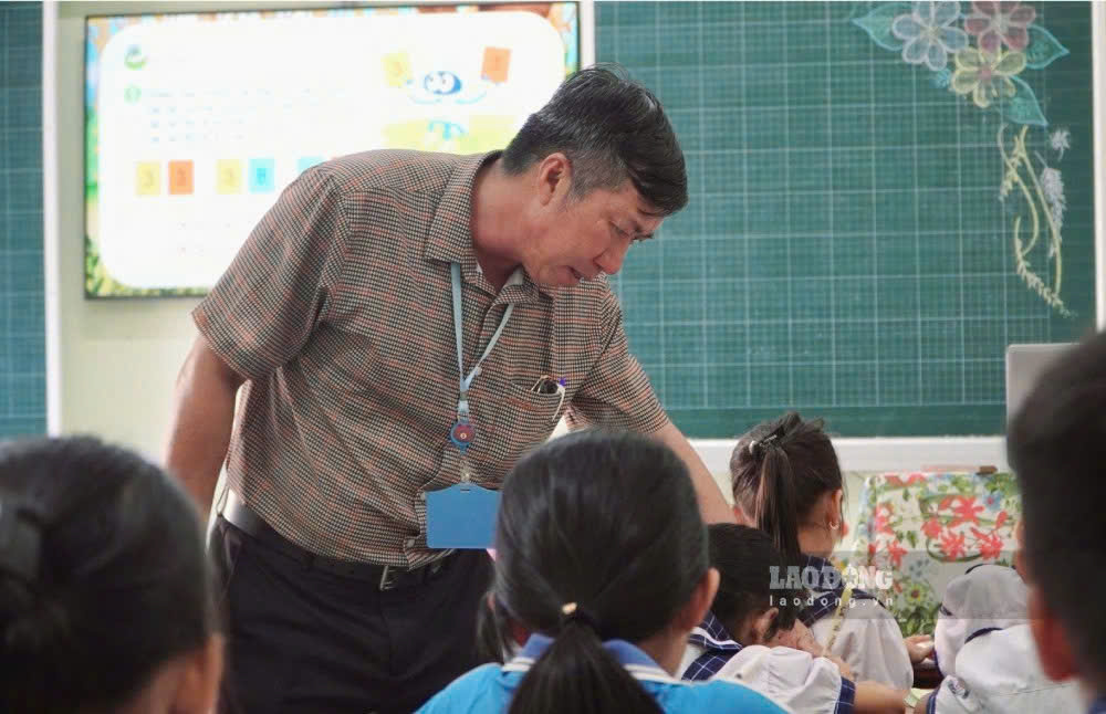 Teacher Quoc Phu has spent 32 springs with his students on Phu Quoc Island. Photo: Nguyen Anh