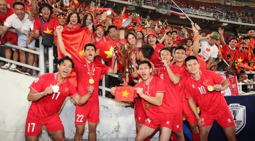 Vietnam players celebrate the championship with fans. Photo: Thanh Vu