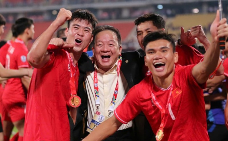 Center back Do Duy Manh took a photo with Mr. Hien in Thailand. Photo: Thanh Vu