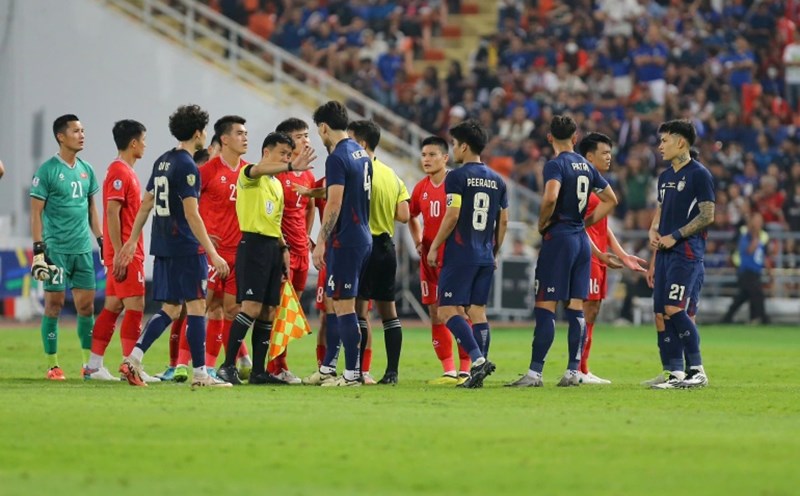 The Thai team refused the referee's request to "return the goal to Vietnam". Photo: Thanh Vu