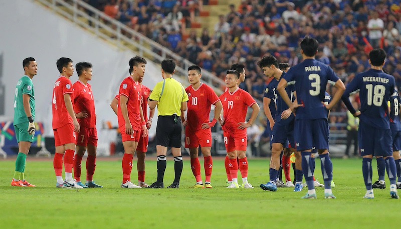 It took a long time for the referee to recognize Supachok's controversial goal for the Thai team. Photo: Thanh Vu