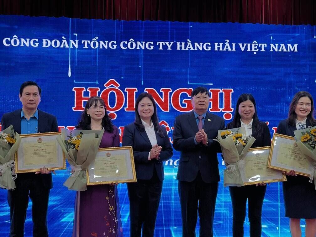 Vice President of the Vietnam General Confederation of Labor Phan Van Anh (third from right) presented the Certificate of Merit of the Vietnam General Confederation of Labor to individuals with achievements in building the Trade Union organization, including caring for and representing the legal and legitimate rights of workers. Photo: Kieu Vu