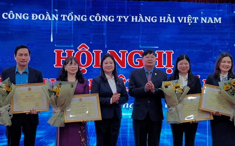 Vice President of the Vietnam General Confederation of Labor Phan Van Anh (third from right) presented the Certificate of Merit of the Vietnam General Confederation of Labor to individuals with achievements in building the Trade Union organization, including caring for and representing the legal and legitimate rights of workers. Photo: Kieu Vu