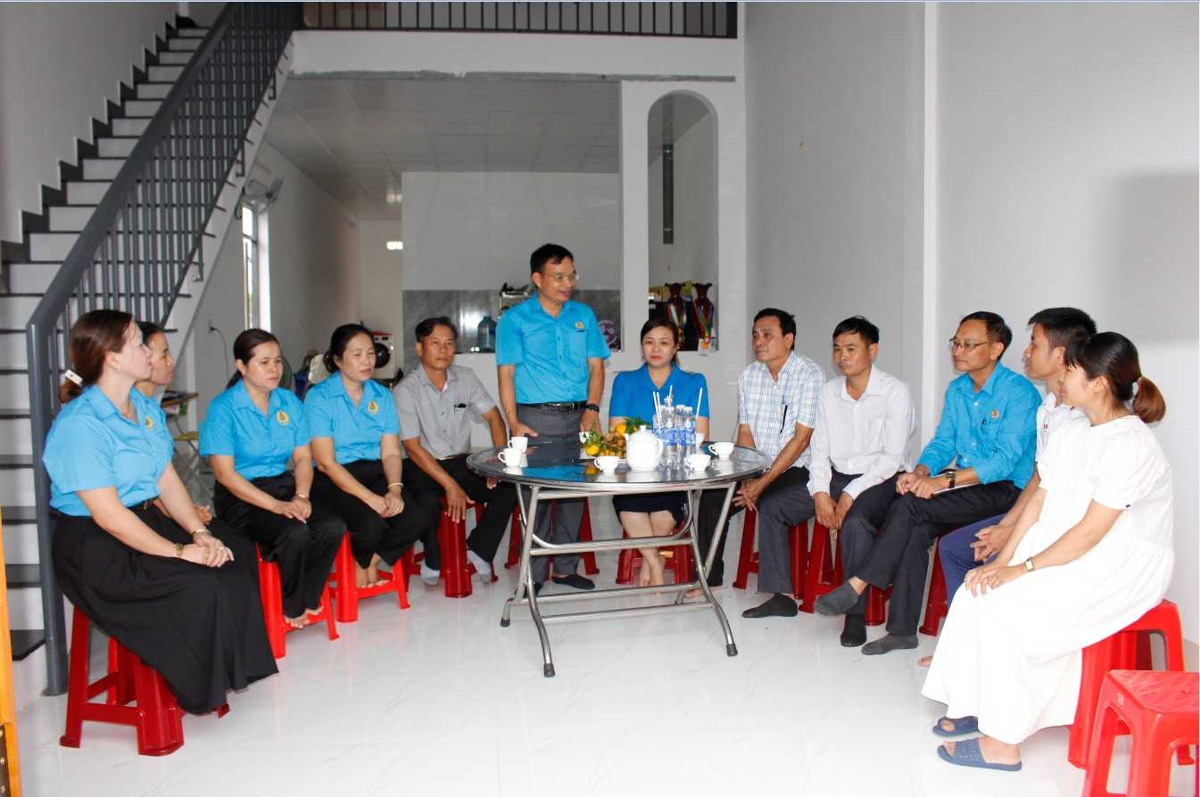 Leaders of the Dak Lak Provincial Labor Federation and grassroots union officials visited union members in difficult circumstances in Buon Don district. Photo: Bao Trung