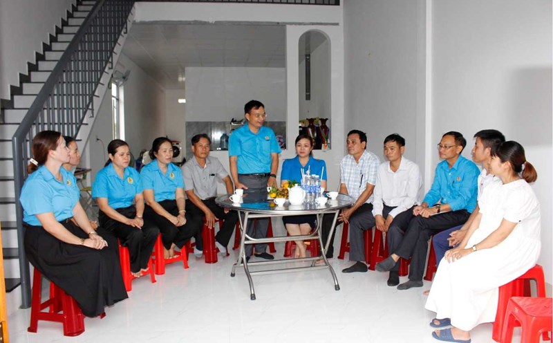Leaders of the Dak Lak Provincial Labor Federation and grassroots union officials visited union members in difficult circumstances in Buon Don district. Photo: Bao Trung