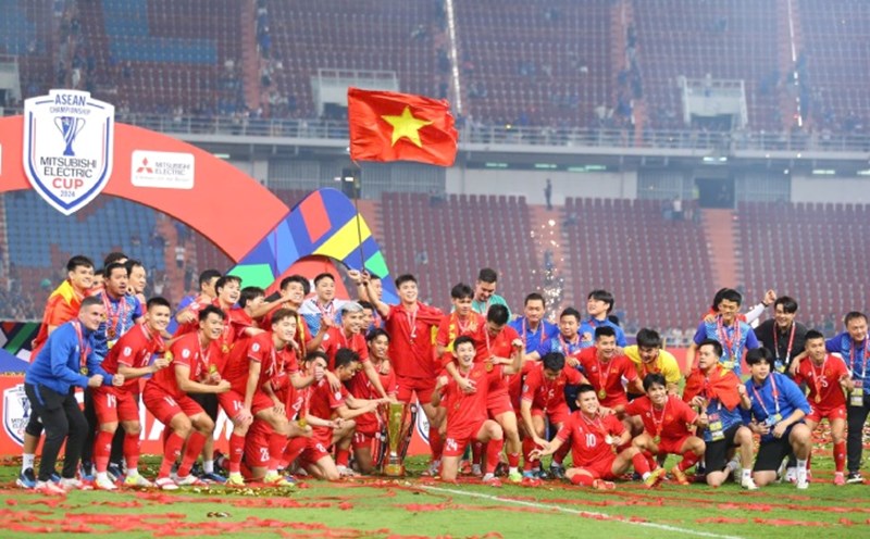 The Vietnamese team received bonuses from the organizing committee and bonuses from units and sponsors. Photo: Thanh Vu