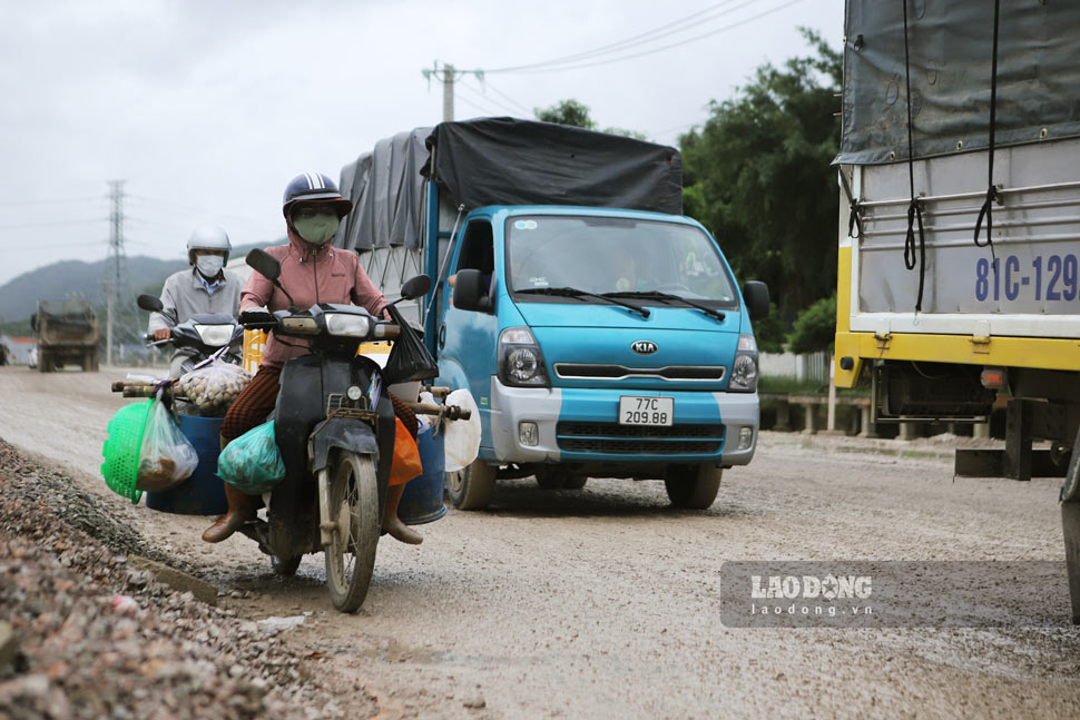 Vehicles traveling on National Highway 19 through Binh Dinh province. Photo: Hoai Luan