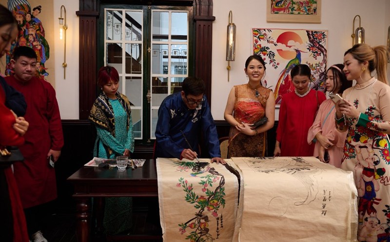 The event was themed Honoring the art of Hang Trong paintings – a long-standing traditional painting genre of the Trang An people. This was an opportunity for the audience to immerse themselves in the ancient cultural space of Trang An through a contemporary lens. Photo: Phuong Anh