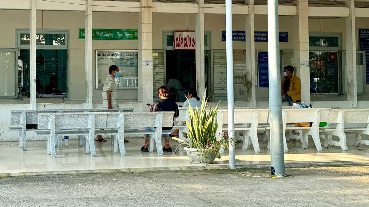 5 nguoi an ca noc bi ngo doc duoc chuyen tuyen tu TTYT huyen Tuy Phong len benh vien da khoa khu vuc Bac Binh Thuan de cap cuu. Anh: Duy Tuan 