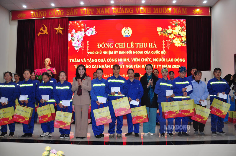 Giving gifts to workers in difficult circumstances in Lao Cai province. Photo: Dinh Dai