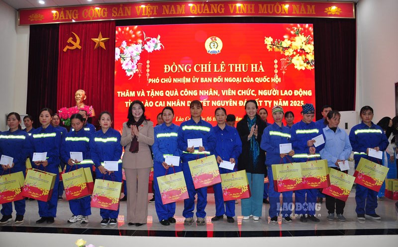 Giving gifts to workers in difficult circumstances in Lao Cai province. Photo: Dinh Dai