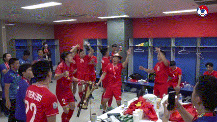 The Vietnamese team celebrated enthusiastically in the locker room.