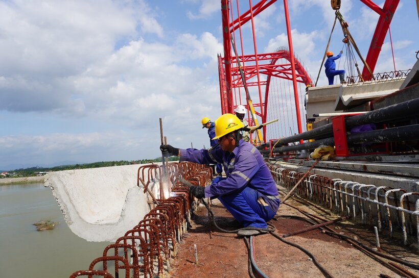 The Tra Khuc 3 Bridge project in Quang Ngai will be given priority in capital allocation to accelerate construction, putting the project into operation in the first months of 2025. Photo: Vien Nguyen