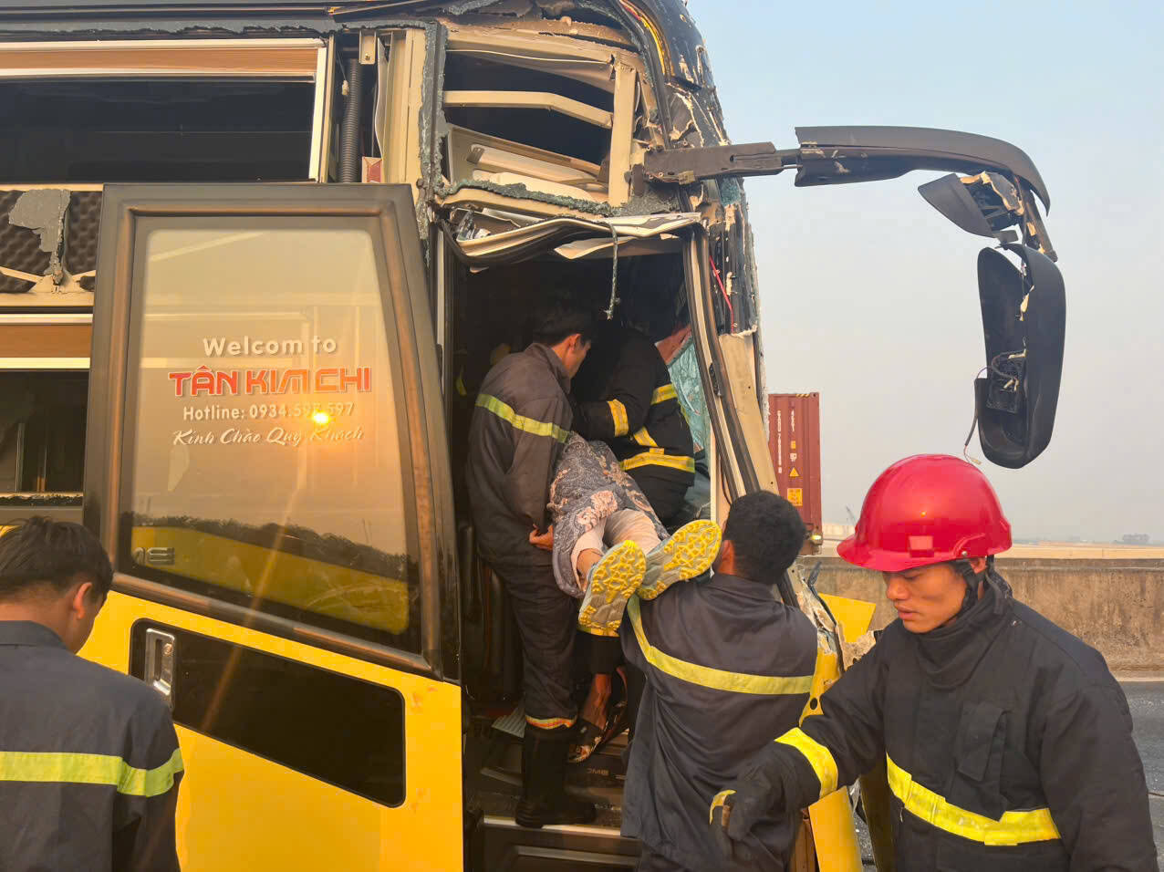 Rescue forces quickly rescued the victims. Photo: Nguyen Truong