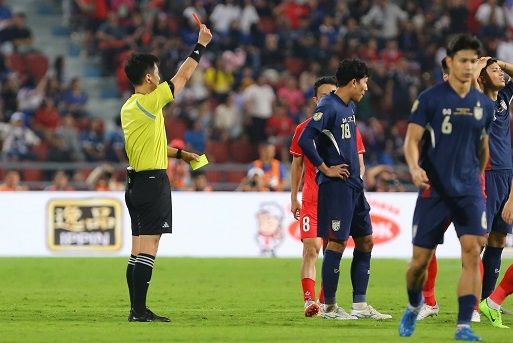 Thailand's Siam Sport newspaper is not satisfied with the way the match was managed by Korean referee Ko Hyung Jin. Photo: Thanh Vu