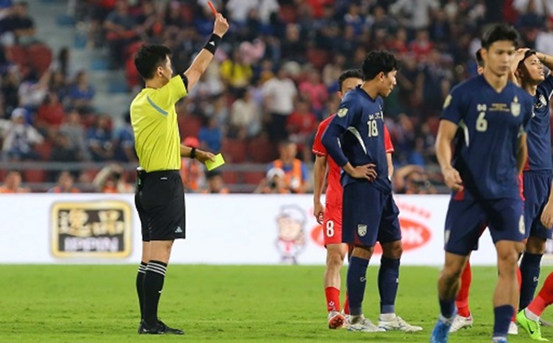 Thailand's Siam Sport newspaper is not satisfied with the way the match was managed by Korean referee Ko Hyung Jin. Photo: Thanh Vu
