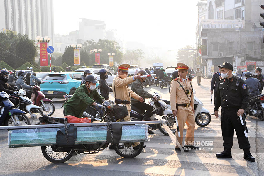 Trường hợp chở hàng cồng kềnh, gây nguy hiểm cho người đi đường bị xử lý. Ảnh: Thế Kỷ