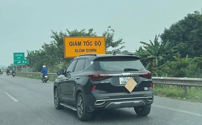 Covering car license plates can result in a fine of up to 26 million. Photo: Huynh Bui