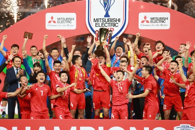 The Vietnamese team lifted the championship trophy. Photo: Thanh Vu