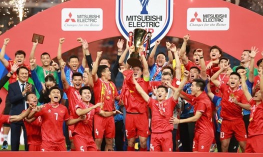 Đội tuyển Việt Nam nâng cúp vô địch. Ảnh: Thanh Vũ