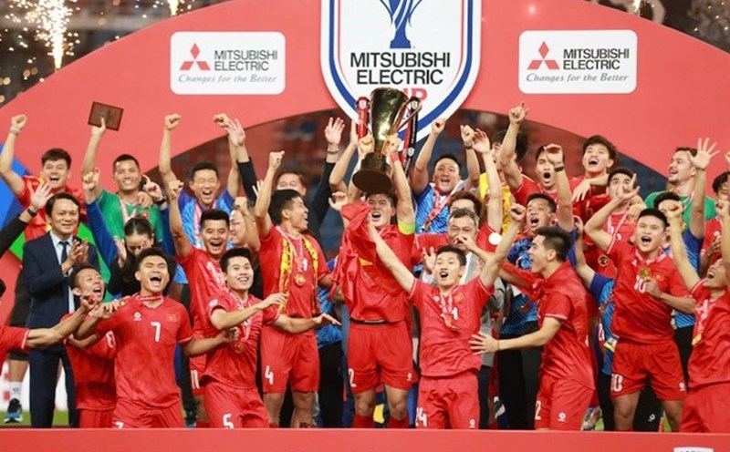 The Vietnamese team lifted the championship trophy. Photo: Thanh Vu