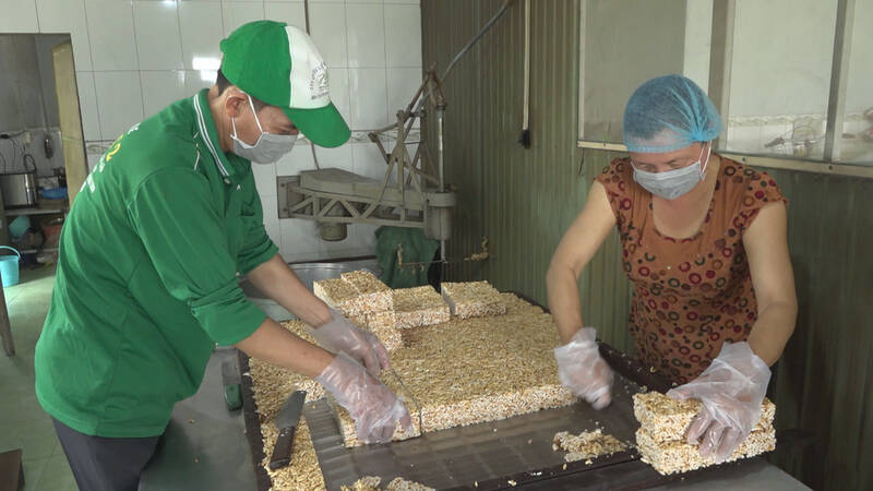 Workers in the green rice village work 21 hours overtime to deliver Tet goods on time. Photo: Hoang Loc