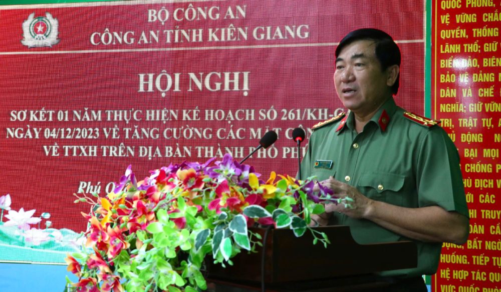 Đại tá Nguyễn Văn Hận - Giám đốc Công an tỉnh Kiên Giang đánh giá cao những kết quả mà Công an TP Phú Quốc đạt được trong công tác bảo đảm ANTT. Ảnh: Tiến Dũng