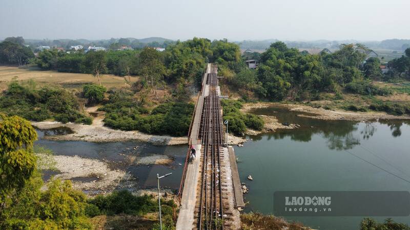 Many people still cross the seriously degraded railway bridge. Photo: Lam Thanh