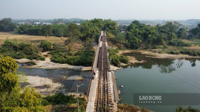 Cầu đường sắt thành tàn tích, nhiều người liều mình băng qua