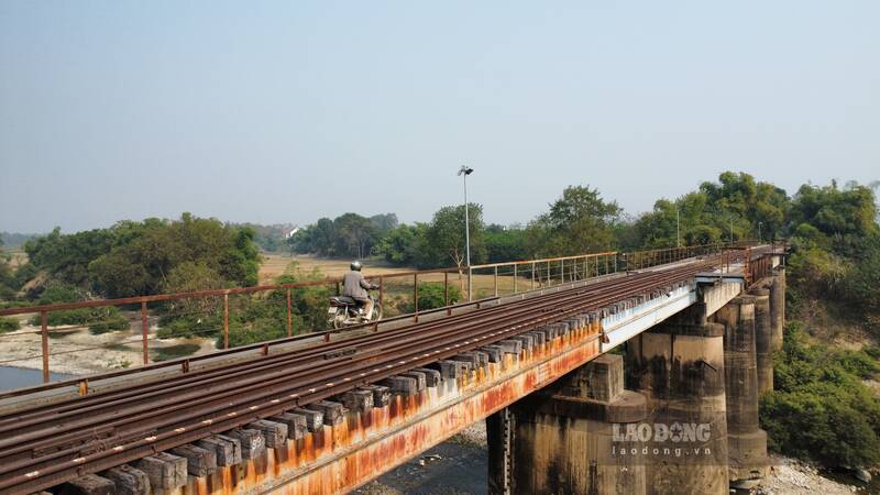 Cau duoc thiet ke phuc vu tau hoa nhung bat dac di tro thanh duong dan sinh. Anh: Lam Thanh