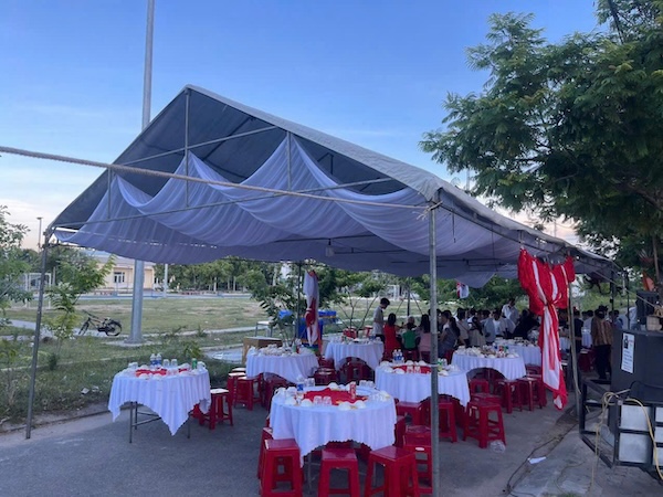 Many families and units in Da Nang encroach on the road to organize weddings and events. Photo: Nguyen Linh