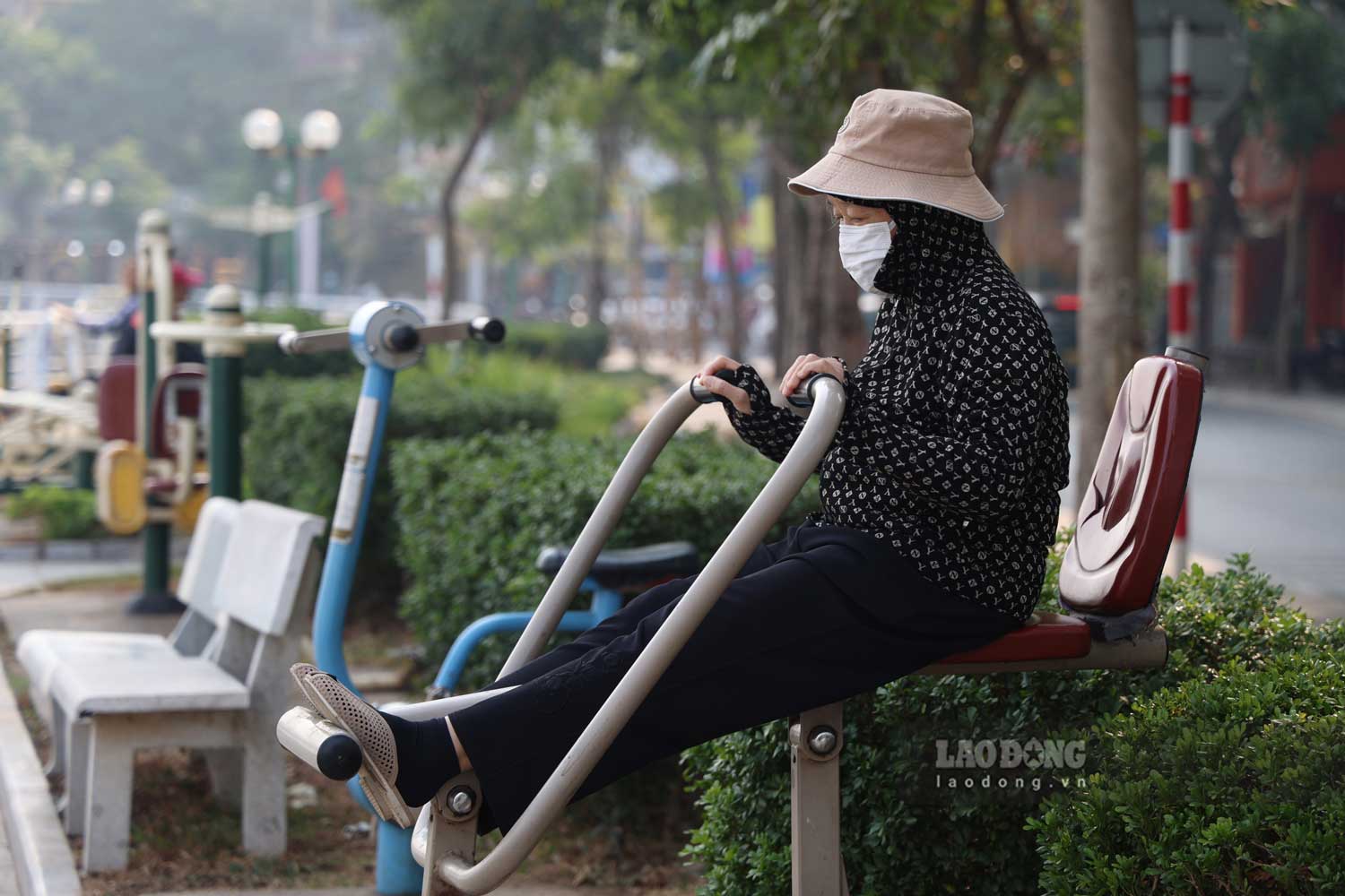 Chi so o nhiem luon o muc cao khien nhieu nguoi dan phai deo khau trang thuong xuyen khi ra ngoai.