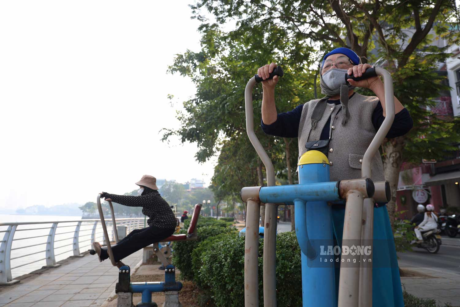 Lo ngai tinh trang o nhiem anh huong den suc khoe nen nhung ngay gan day, ba Ha Thi Tam (Tay Ho, Ha Noi) da lui thoi gian di tap muon hon. “Bay gio 8h sang toi moi di tap the duc, khong con di som nhu truoc nua vi thoi tiet o nhiem. Gio di the duc cung phai mang theo khau trang de bao ve suc khoe“, ba Tam chia se.