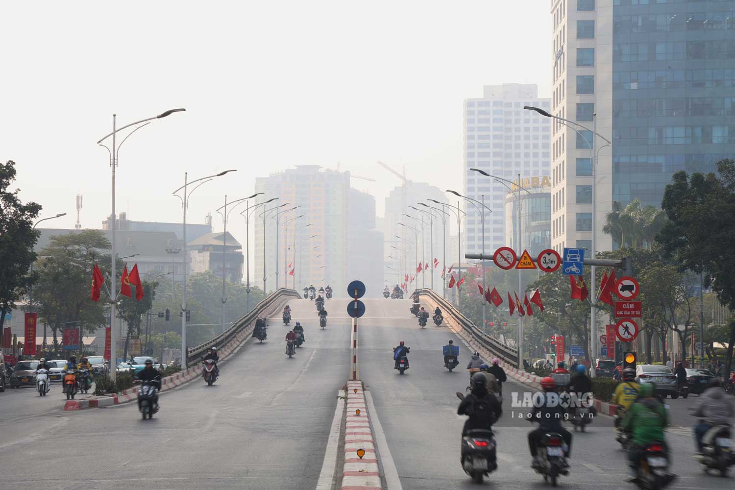 Khong chi rieng khu vuc Ho Tay, nhieu quan trong noi thanh Ha Noi cung bi o nhiem nghiem trong. Du buoi trua co nang nhung bau troi Ha Noi van chim trong man suong o nhiem.