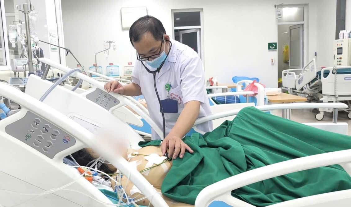 Doctor takes care of a patient with malaria. Photo: Thanh Dang