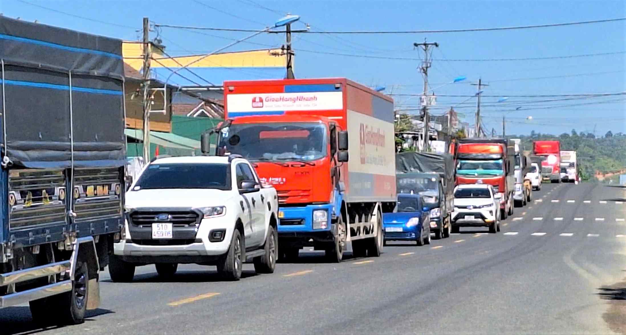The scene of the accident caused traffic congestion on Highway 20. Photo: Lam Hong