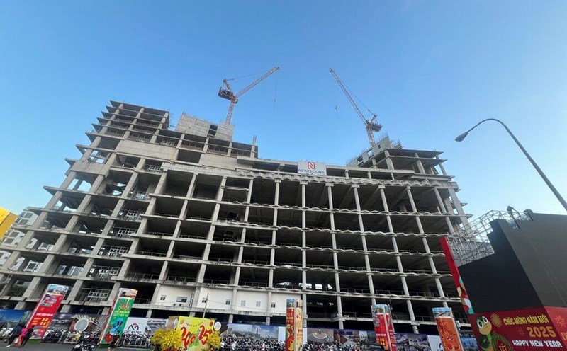 The real estate market is now full of high-end housing, making it difficult for home buyers to access. Photo: Bao Chuong