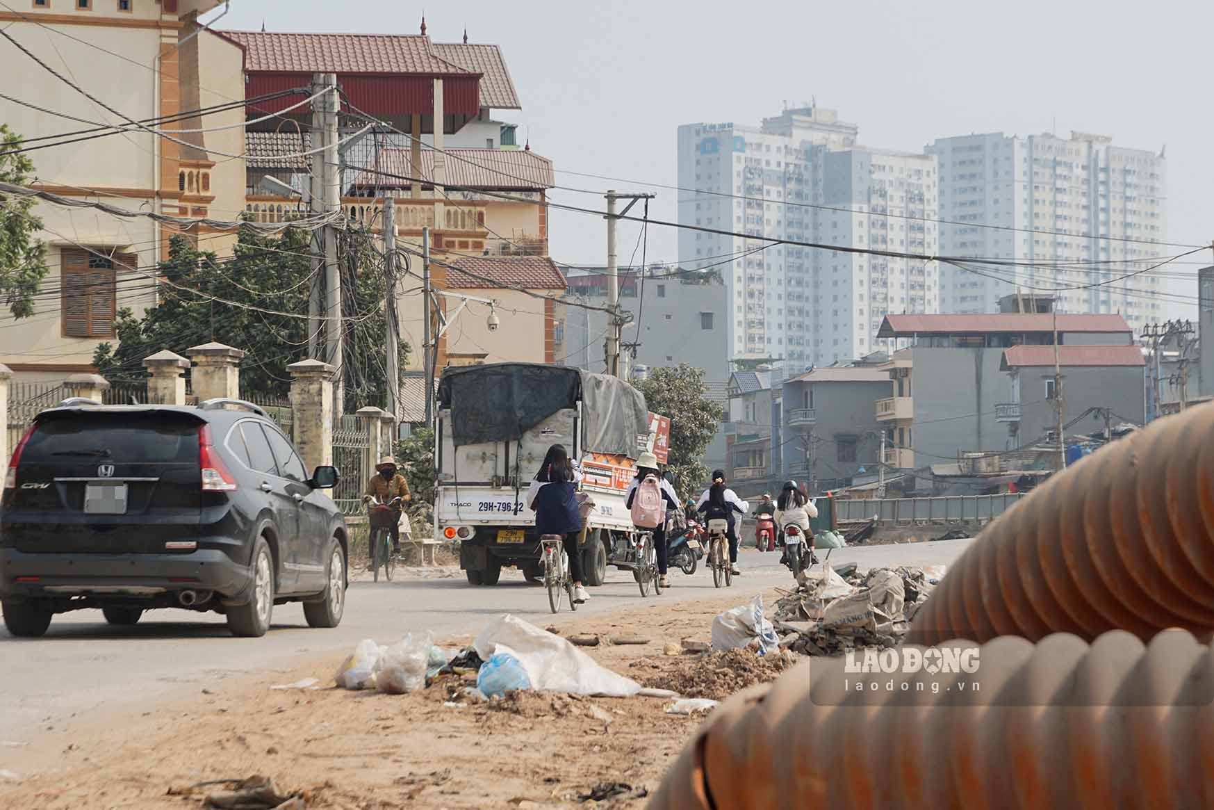 Ngoai nhung nguyen nhan khach quan va chu quan, mot trong nhung yeu to gay nen o nhiem keo dai duoc cac nha nghien cuu ve moi truong chi ra den tu cac du an, cong trinh xay dung.