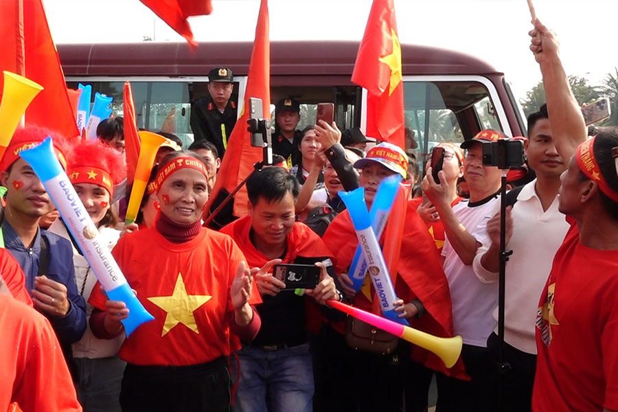 Welcoming the Vietnamese team, people send their wishes to Xuan Son