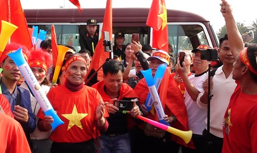 Chào đón đội tuyển Việt Nam, người dân gửi lời chúc đến Xuân Son