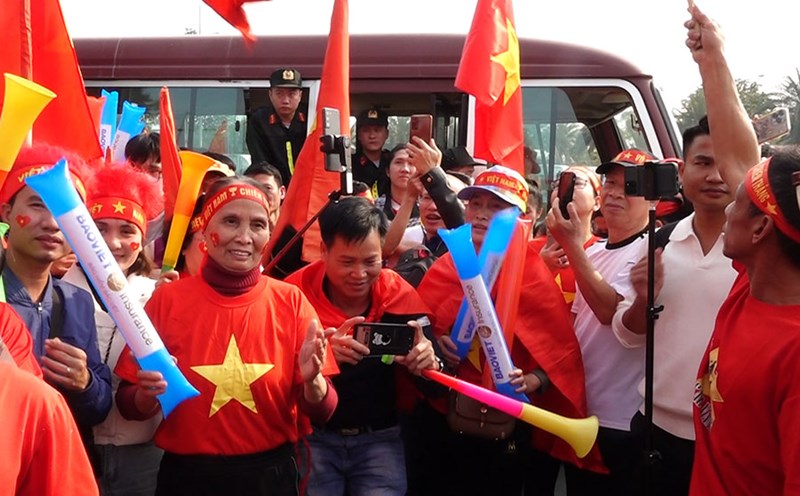 Welcoming the Vietnamese team, people send their wishes to Xuan Son
