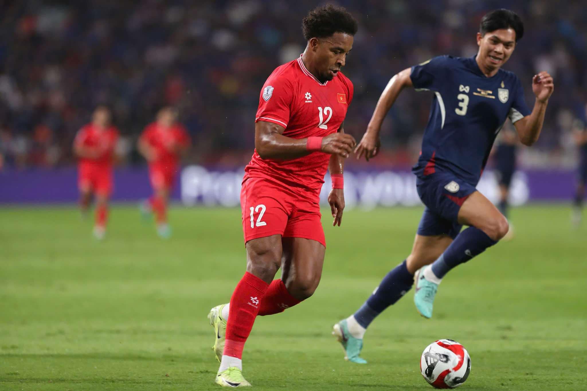 Striker Nguyen Xuan Son tries to cross the ball to his teammate in the final match between Vietnam and Thailand. Photo: Thanh Vu