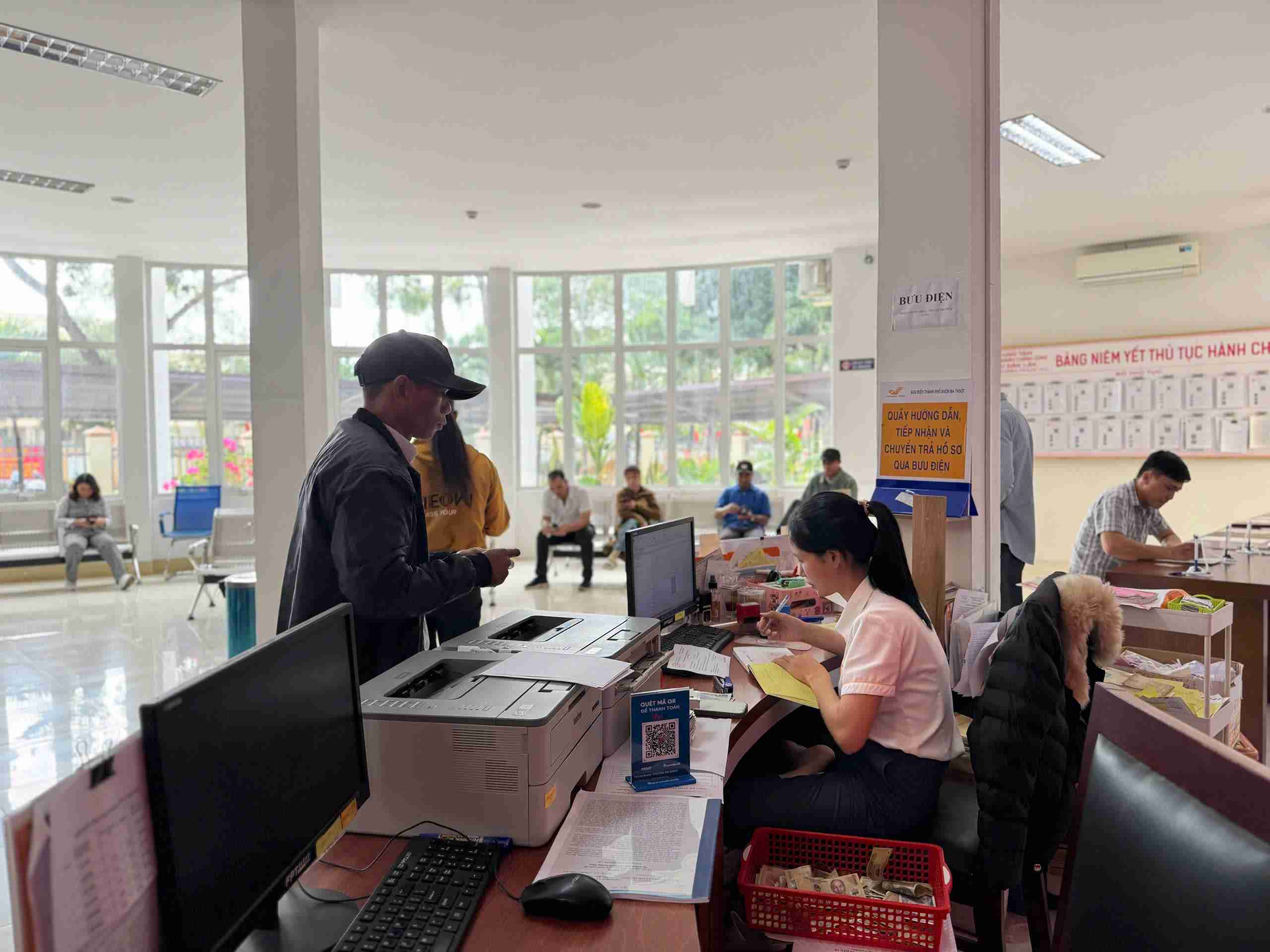 People come to Dak Lak Provincial Public Administration Center to handle administrative procedures. Photo: Bao Trung