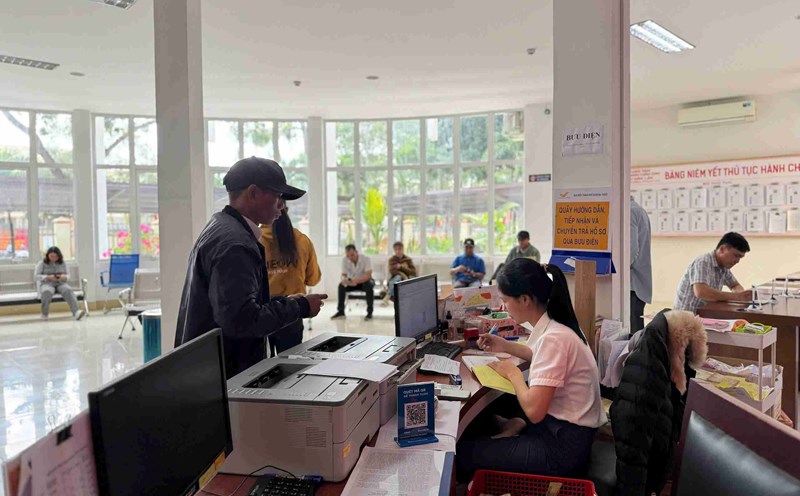 People come to Dak Lak Provincial Public Administration Center to handle administrative procedures. Photo: Bao Trung
