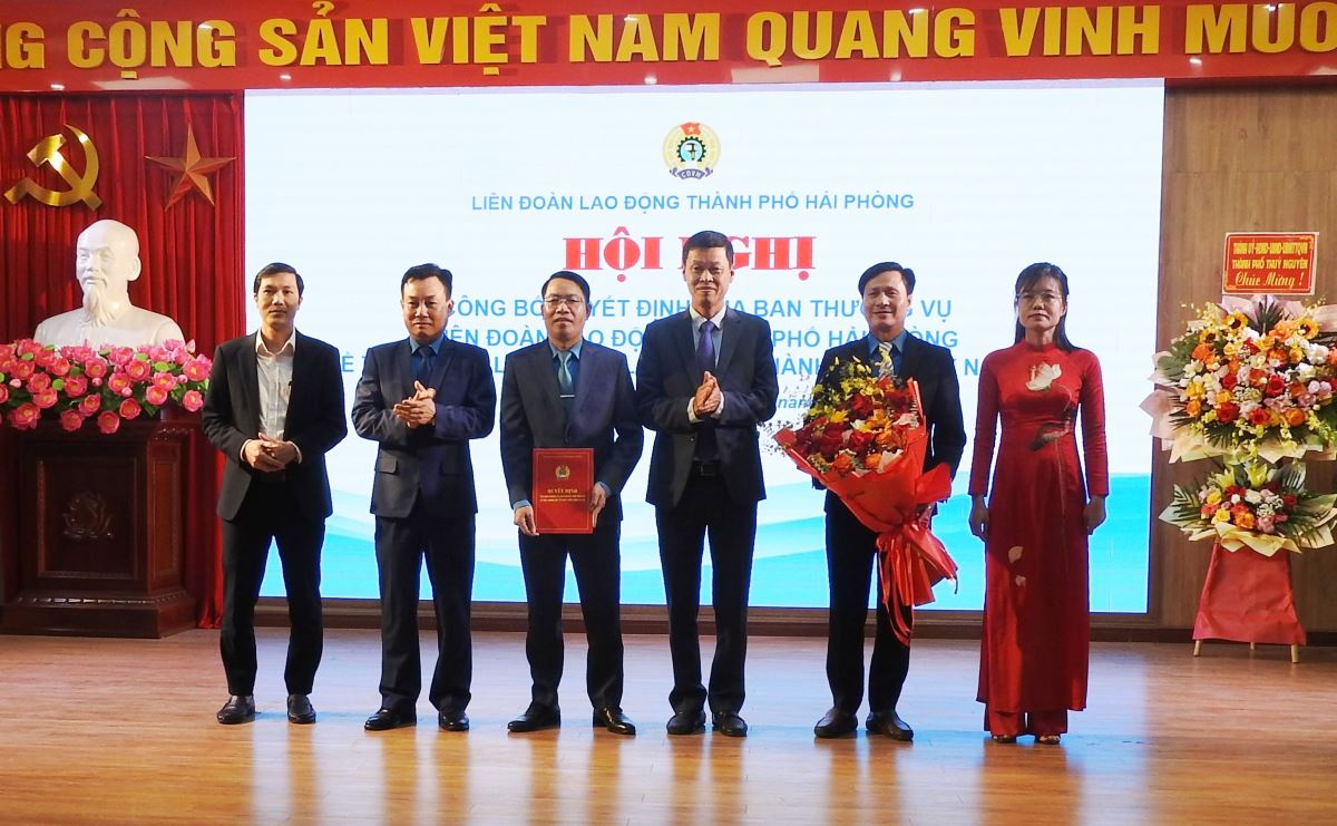 Representatives of the Hai Phong City Labor Federation announced the decision to establish the Thuy Nguyen City Labor Federation. Photo: Mai Dung